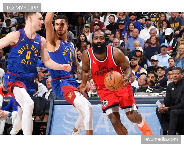 更衣室镜头：赛后保罗-乔治与年轻球员复盘边路进攻选择